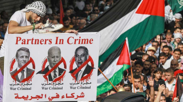 تلوح البيانات في وثيقة تدين الرئيس الفرنسي إيمانويل ماكرون والرئيس الأمريكي جو بايدن ووزير الوزراء الإسرائيلي بنيامين نتنياهو أثناء اجتماع تضامن مع الفلسطينيين في قطاع غزة في عمان في 27 أكتوبر 2023، حتى ذلك الحين. المعارك تسير بين إسرائيل وحركة حماس الفلسطينية. خليل مزرعاوي / أ ف ب