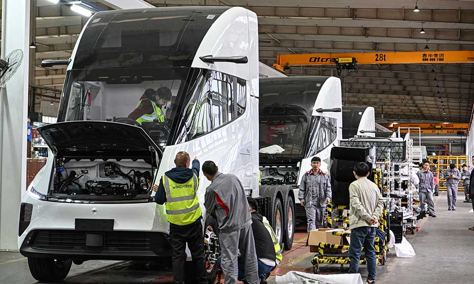 يعمل موظفون في شركة Windrose الصينية الناشئة للشاحنات الكهربائية في خط تجميع الشاحنات الكهربائية في مصنع في سوتشو ، في مقاطعة جيانغسو بشرق الصين. أ ف ب
