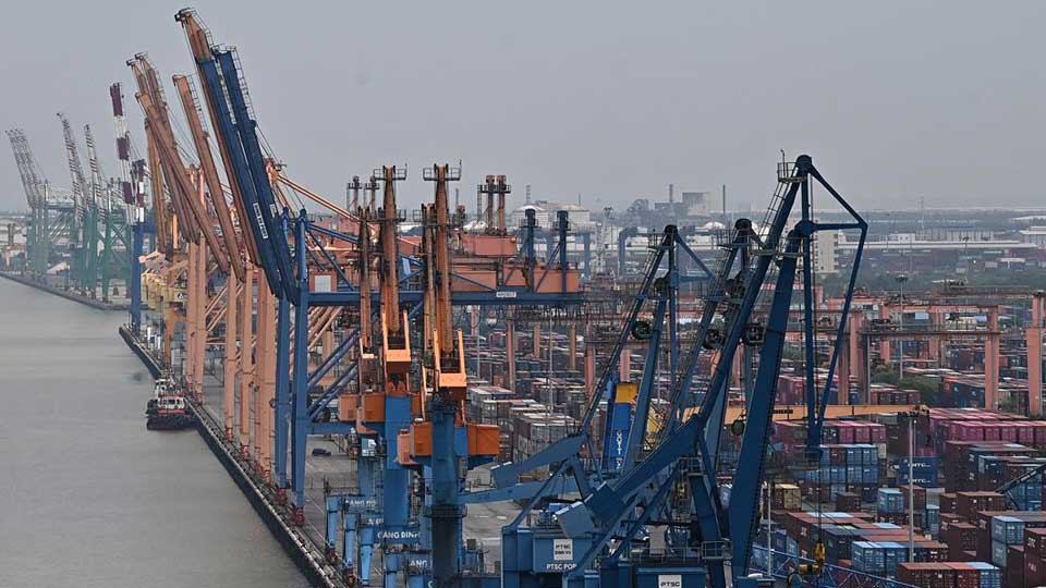 تهدف فيتنام إلى 454 مليار دولار في صادرات عام 2025 ، لكن الصين والولايات المتحدة. الحرب التجارية تشكل مخاطر